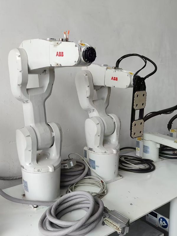 Üretim ve dağıtım merkezlerindeki yükleme verimliliğini artırmak için tasarlanan 1611mm çalışma aralığı olan 380V yükleme robotu