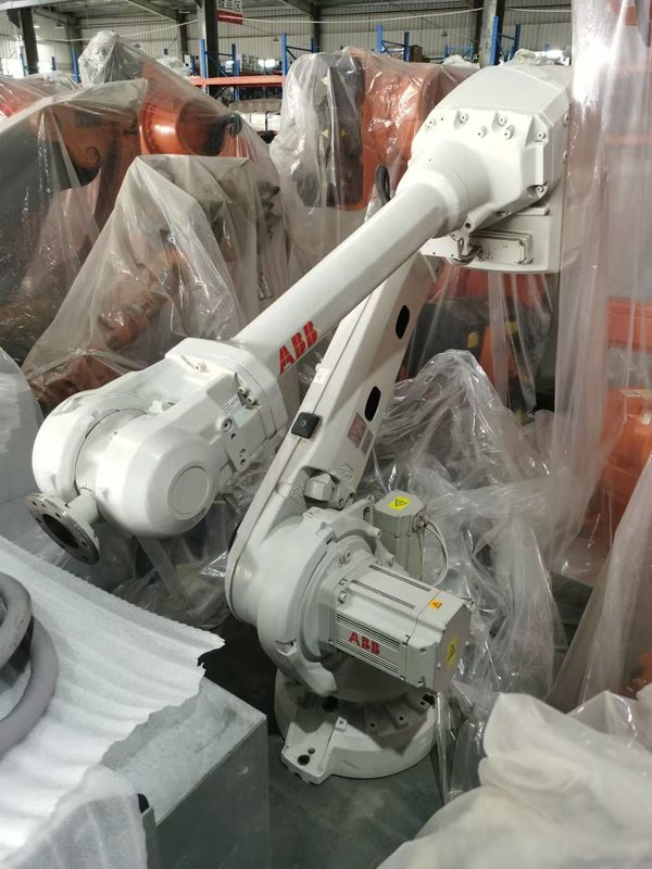 Kullanılan ABB Robotlar 6 Eksenli Robotik Kol IRB 4600-40/2.55 2550mm'lik Uçuş ve 40kg'lık Faydalı Yük Kapasitesi ile Kaynak Montaj Kesme dağıtım ve makine eğimi için