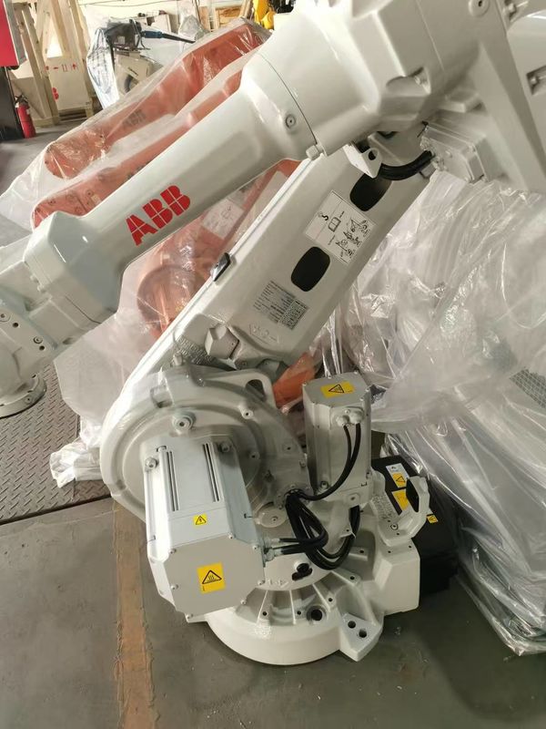 Endüstriyel Robot, hızlı döngü süreleri ve malzeme taşıma işlemi için tasarlanmış C2 sistemi ile çalışan paletleme robotu