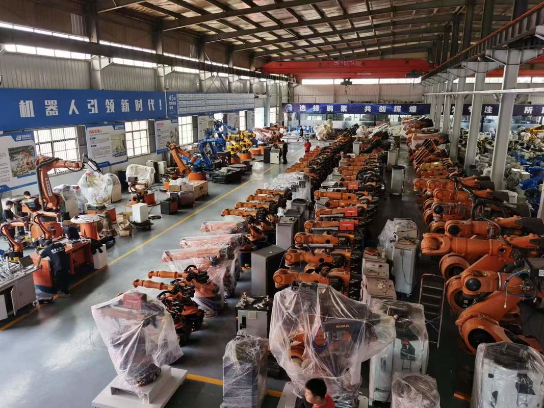 1130 Kg Robot Kütlesi Kullanılmış Robotik Kol 6 Eksenli C4 Denetleyicisi Otomatik Üretim Hatları ve Karmaşık Montaj Görevleri için İdeal