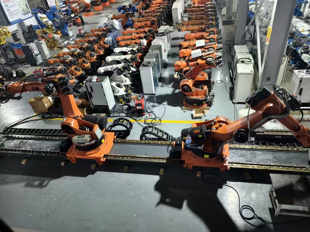 Kullanılmış KUKA robotları KR360-3 ve KRC4 denetleyici ile üretiminizi en üst düzeye çıkarın ARC parça yükleme ve boşaltma kesme robotunun kaynak montajı